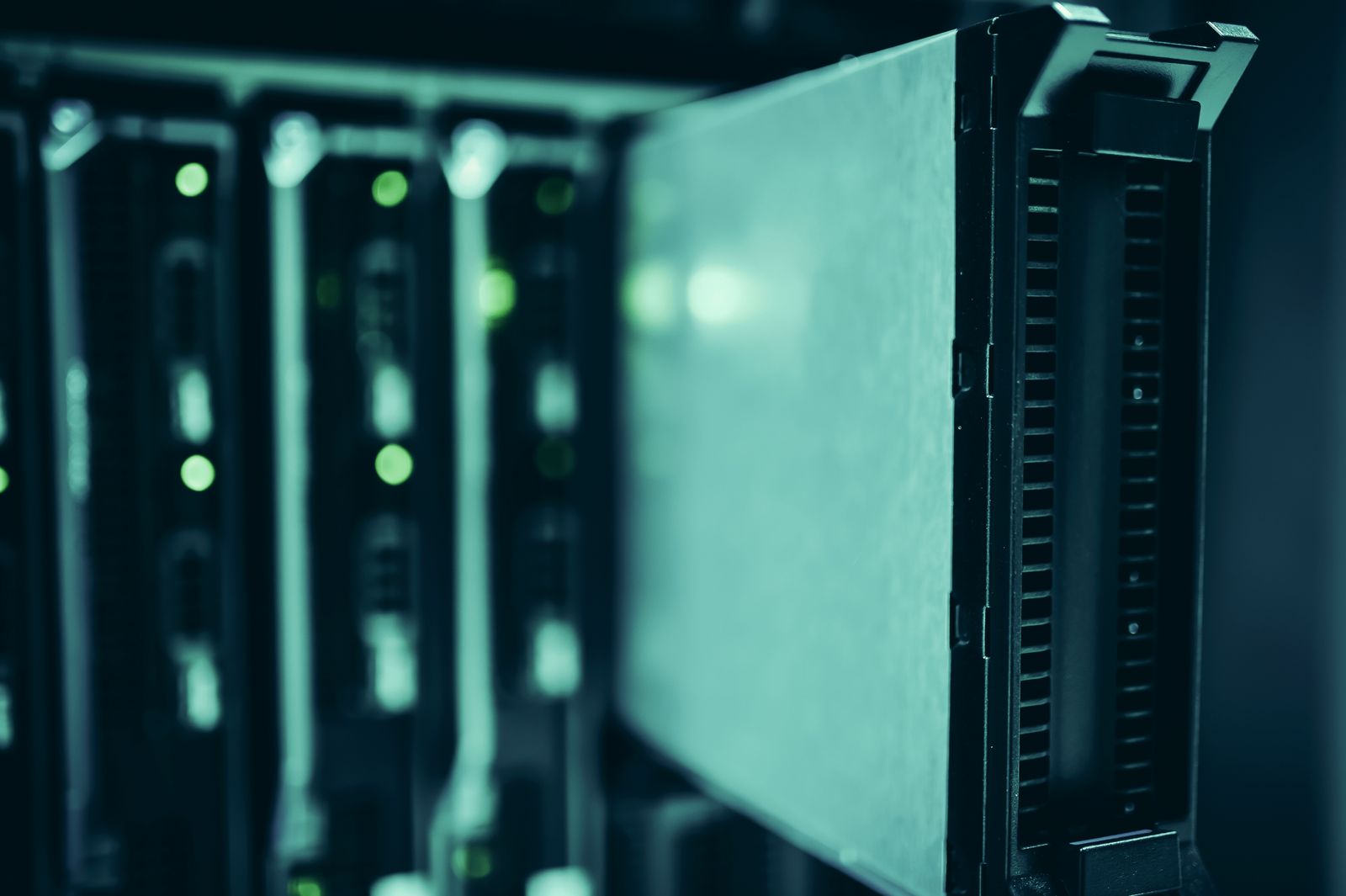 Serverraum mit Backup-Systemen im laufenden Betrieb