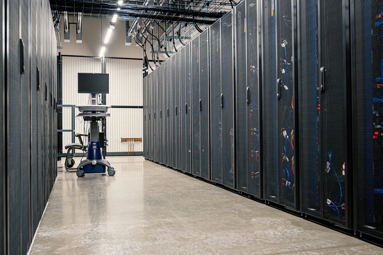 Serverschrank mit Rack-Servern im Rechenzentrum