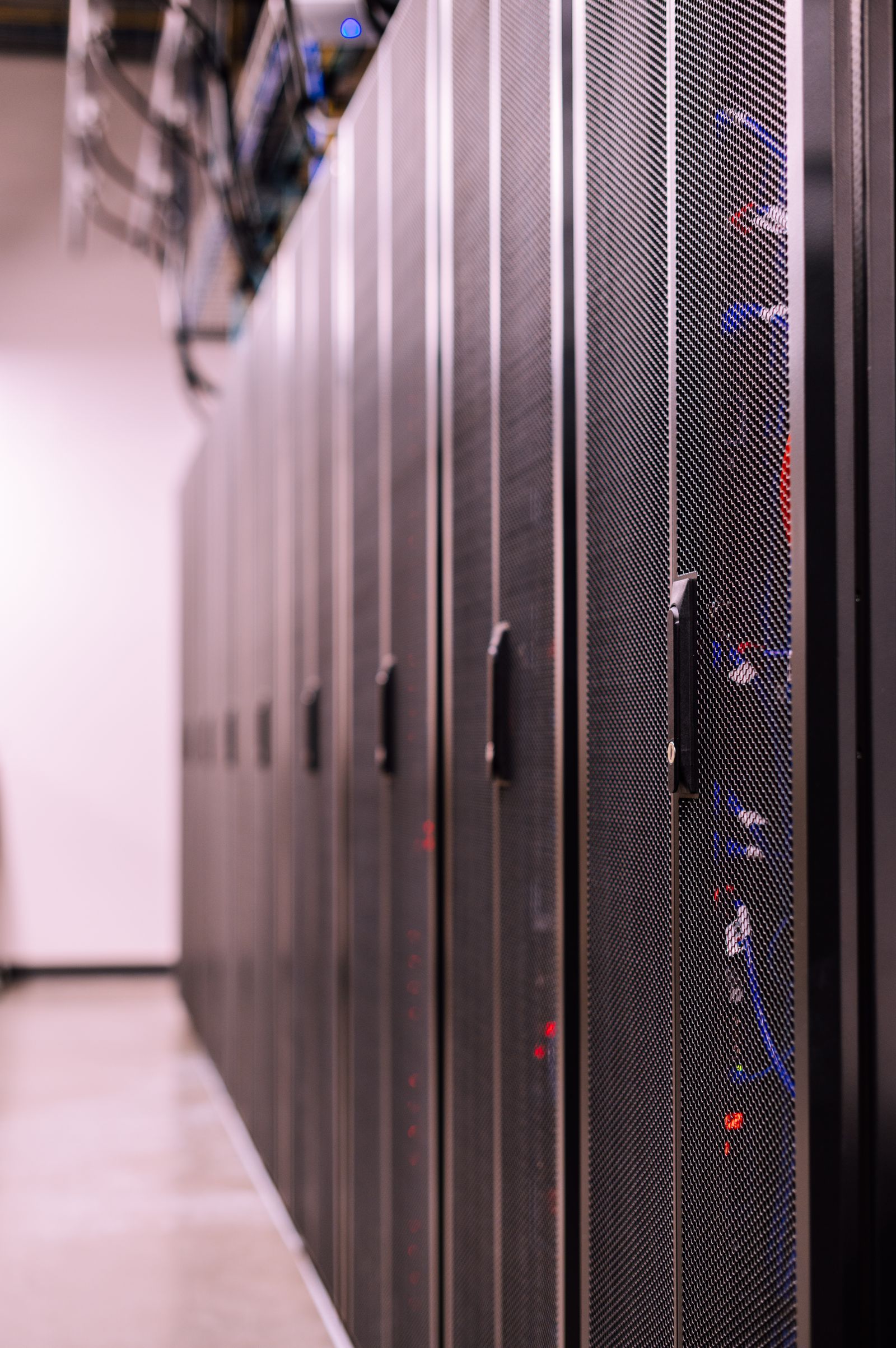 Geöffneter Serverschrank mit ordentlich verkabelten Rack-Servern