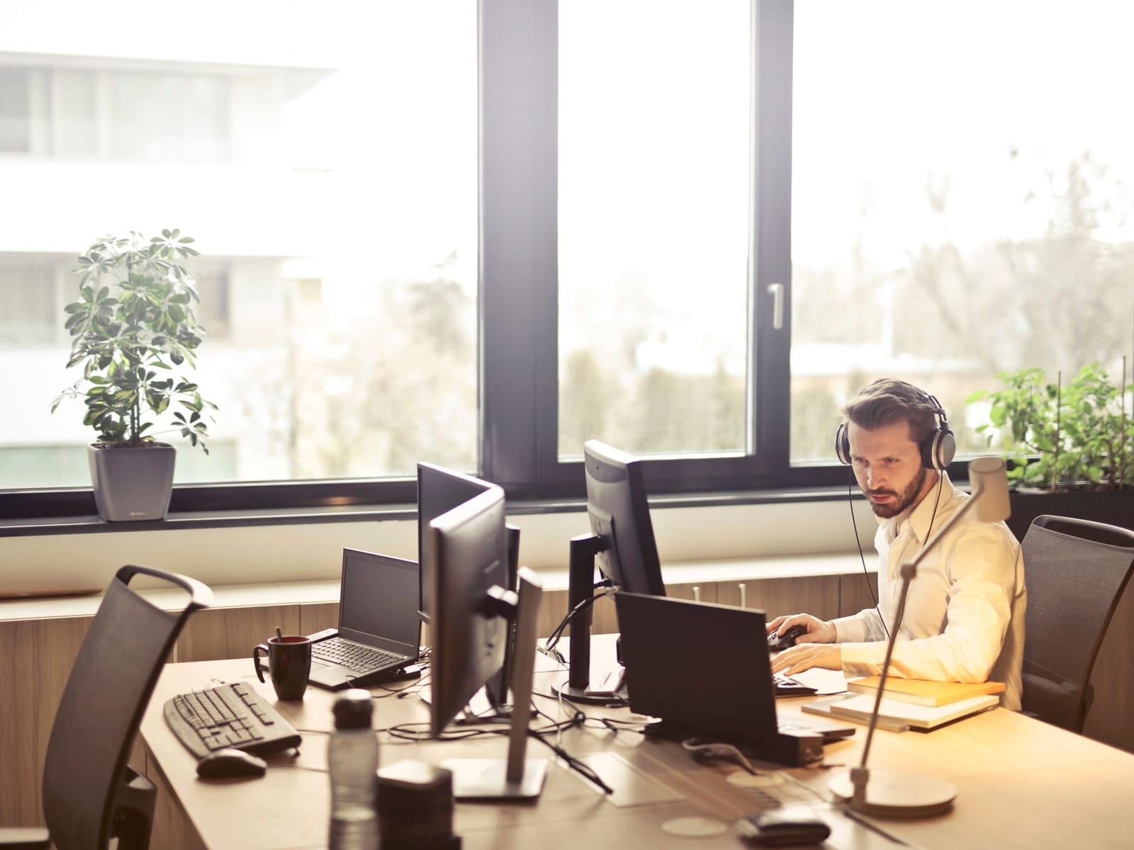 Arbeitsplatz mit mehreren Bildschirmen in einem Büro