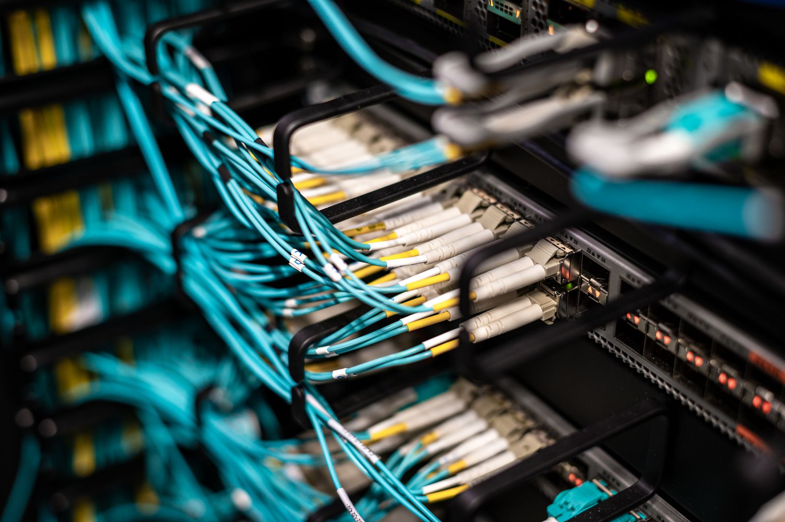 Netzwerkschrank mit Patchfeld und sauber verlegten Netzwerkkabeln