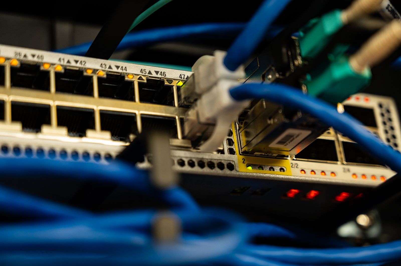 Nahaufnahme eines beschrifteten Patchfelds im Netzwerkschrank