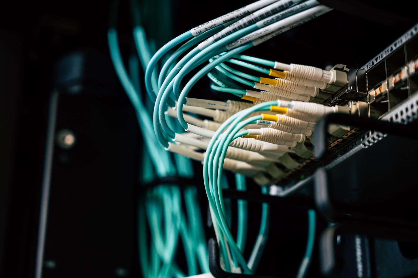 Sauber verkabelter Serverschrank für Open-Source-Infrastruktur