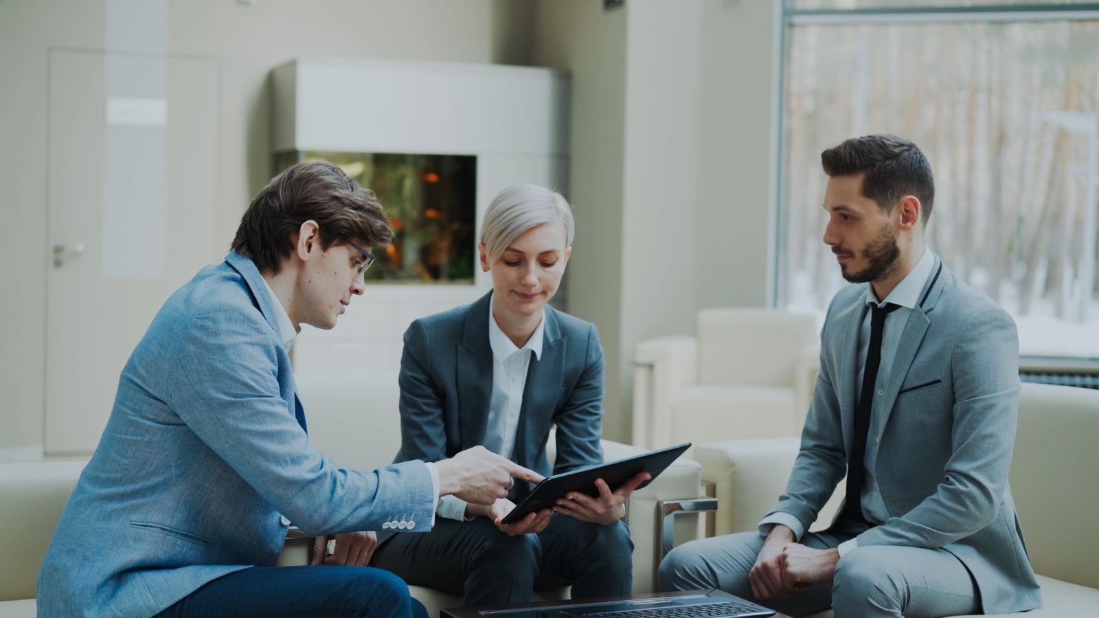 Beratungsgespräch zwischen Berz Systems und einem Kunden am Tisch